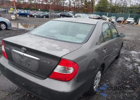 2002 Toyota Camry Le z USA, uszkodzony, nr VIN 4T1BE32K92U549374